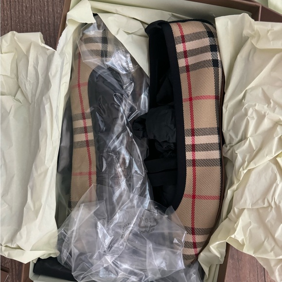 NWT Burberry Flats - Picture 2 of 3